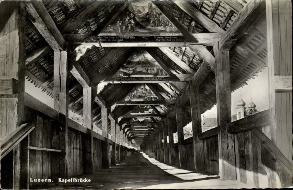Luzern. Kapellbrücke — vista interior com afrescos — Verlag Schnarrwyler, n°1074 - Frente