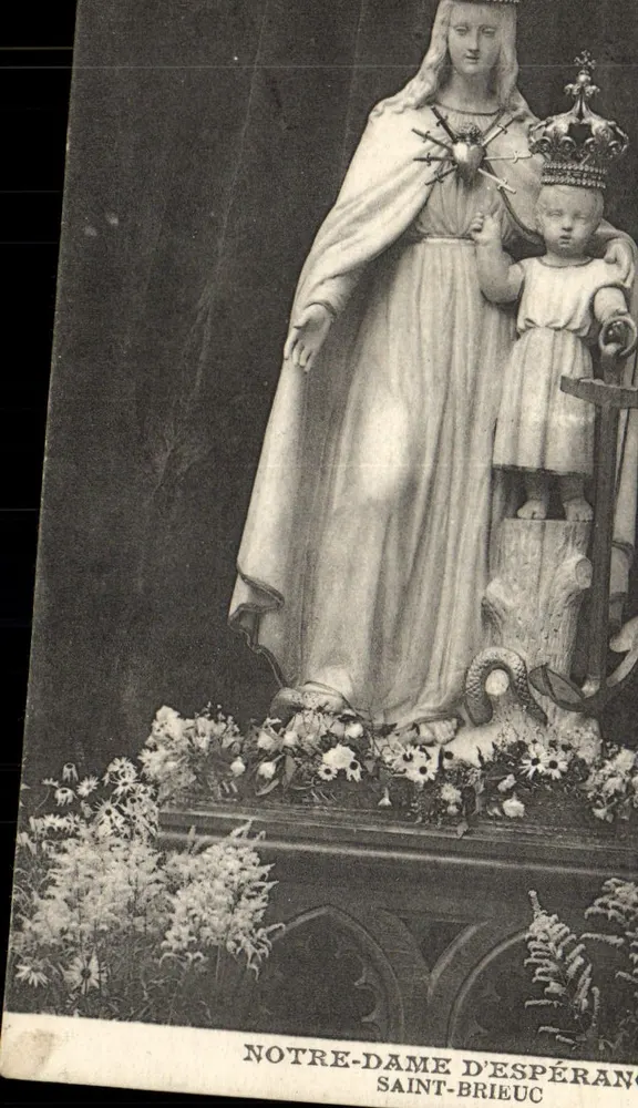 Nossa Senhora da Esperança — estátua da Virgem com o Menino — Saint-Brieuc - Frente