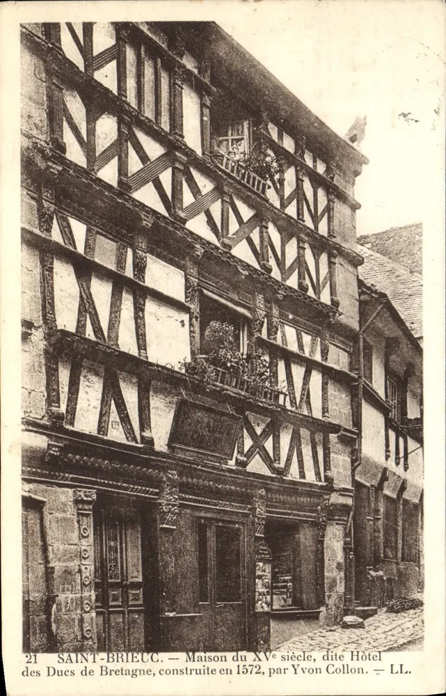Saint-Brieuc — Haus des 15. Jahrhunderts, genannt Hotel des Ducs de Bretagne, gebaut 1572 von Yvon Collon — LL. - Vorderseite