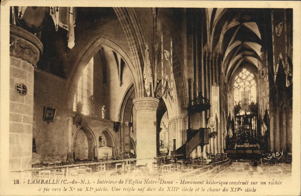 Lamballe (C.-du-N.) - Innenansicht der Kirche Notre-Dame - Historisches Denkmal, gebaut auf einem Felsvorsprung um das 10. oder 11. Jahrhundert. Eine Dreifachnave stammt aus dem 13. Jahrhundert und der Chor aus dem 14. Jahrhundert - Vorderseite