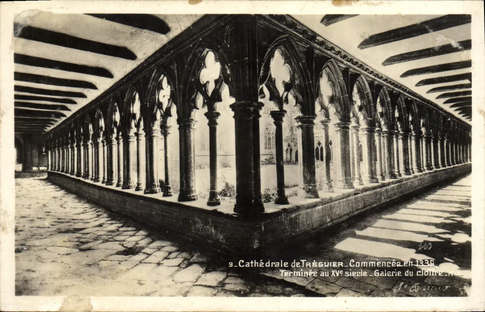 Catedral de Tréguier — Galeria do claustro — Iniciada em 1339, concluída no século XV - Frente