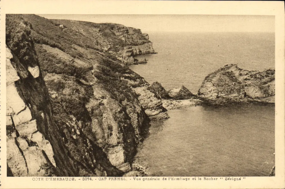 Côte d'Embraude - Cap Fréhel - Allgemeiner Blick auf das Hermitage und den Felsen "Sévigné" - Vorderseite