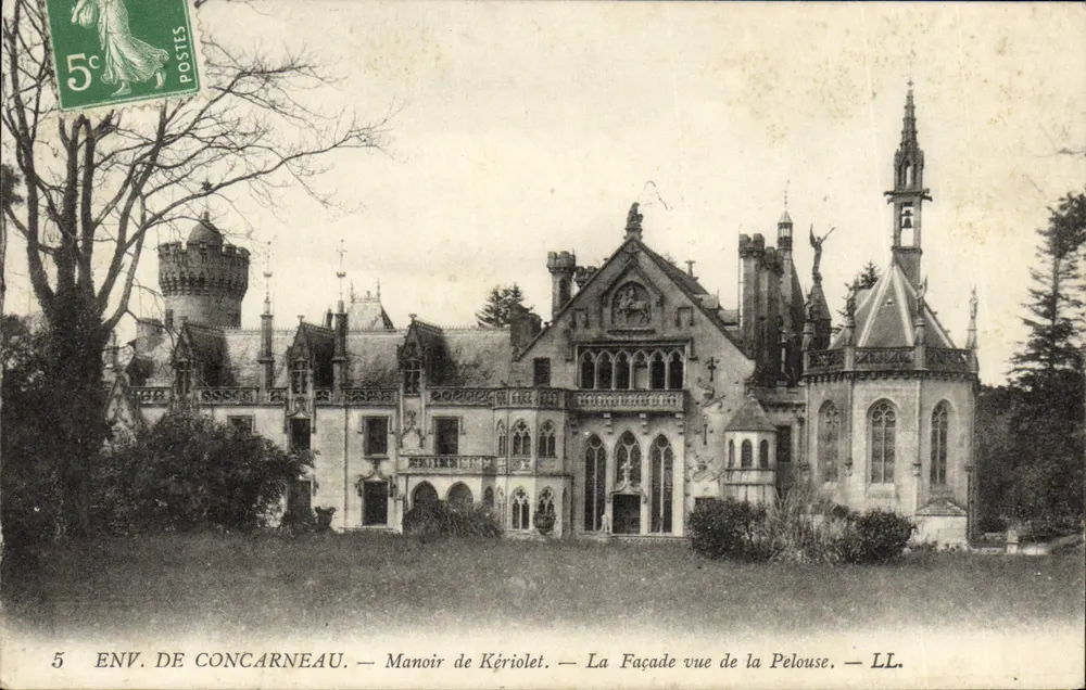 Schloss Kériiolet — Fassade aus dem Rasen gesehen — LL. - Vorderseite