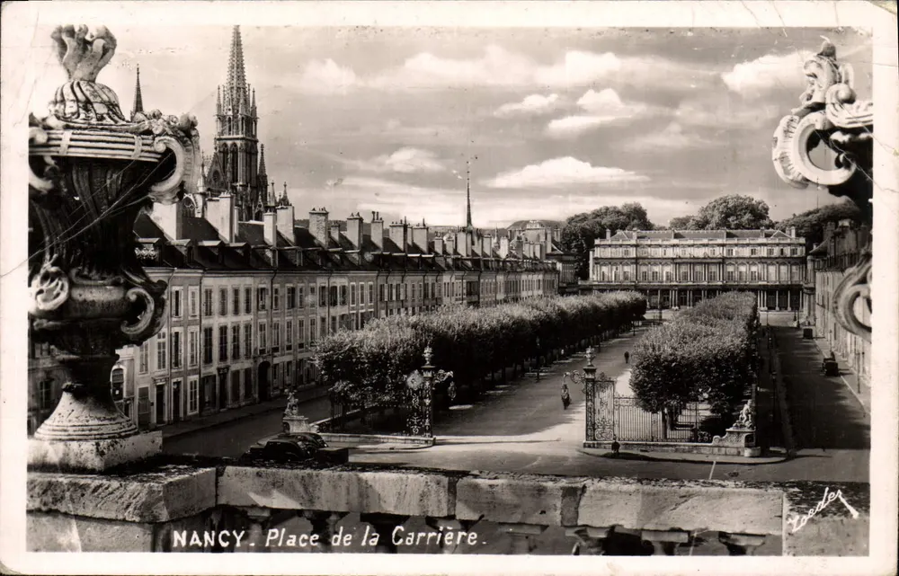 Nancy - Place de la Carrière — vue depuis un balcon orné de vasques, avec la cathédrale en arrière-plan — éditeur 'L. Deider' - Frente
