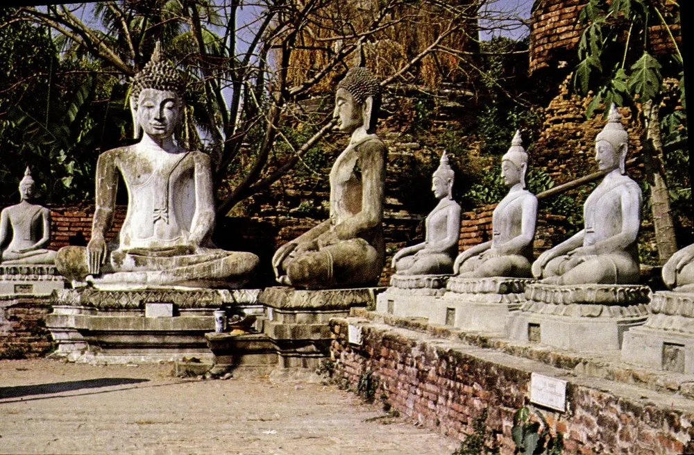 Estátuas de Buda — pátio do Wat Yai Chai Mongkol, Ayutthaya — editor Phornthip Phatana Ltd, n° 1450 - Frente