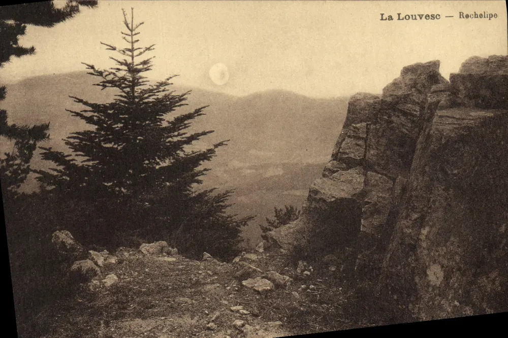 La Louvesc — Rochelipe — vista panorâmica com pinheiro e falésia - Frente