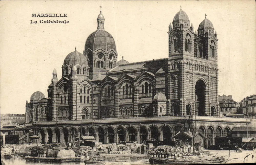 Marselha — A Catedral - Frente
