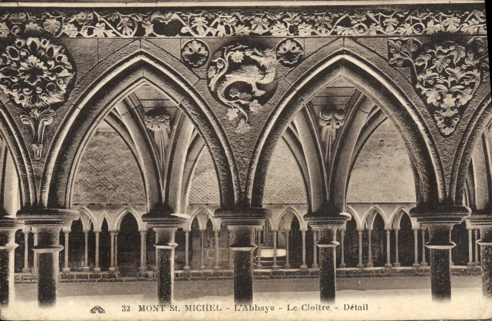 Monte Saint-Michel - A Abadia - O Cloister - Detalhe - Frente