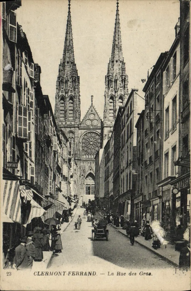 Clermont-Ferrand — A Rue des Gras — vista da catedral - Frente