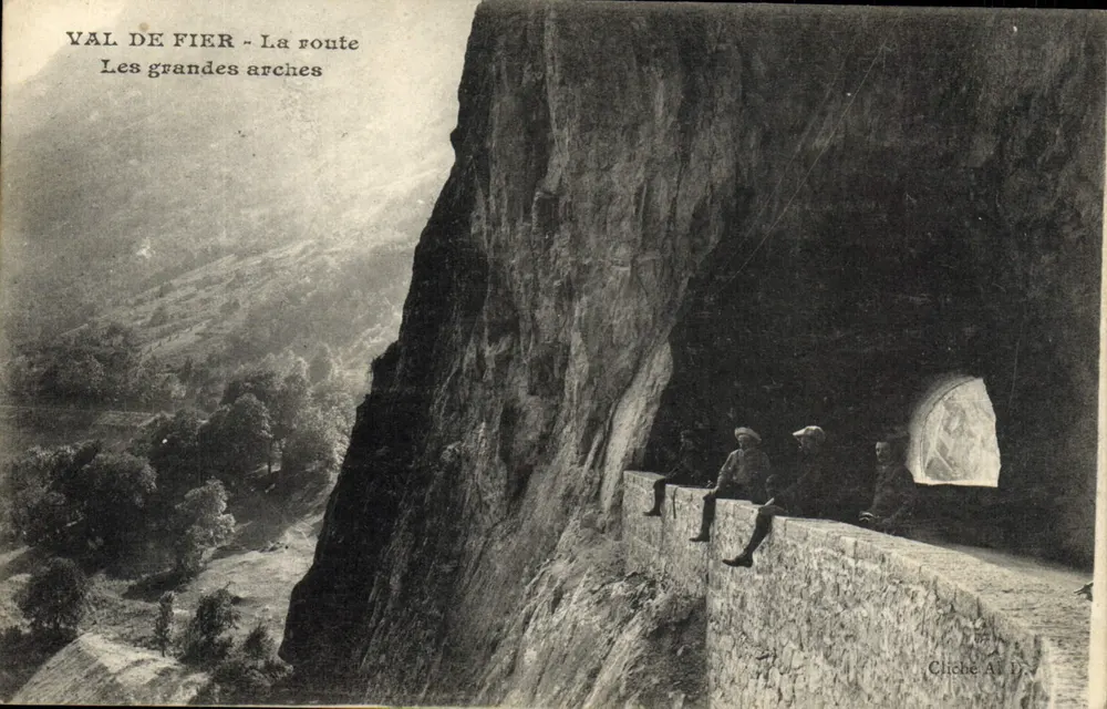 Val de Fier - A estrada - As grandes arcos — Cliché A. D. - Frente