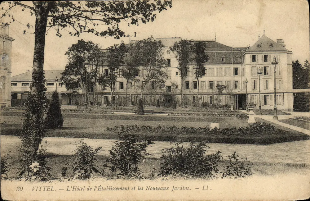 VITTEL — Das Hotel des Établissements und die neuen Gärten — LI. - Vorderseite