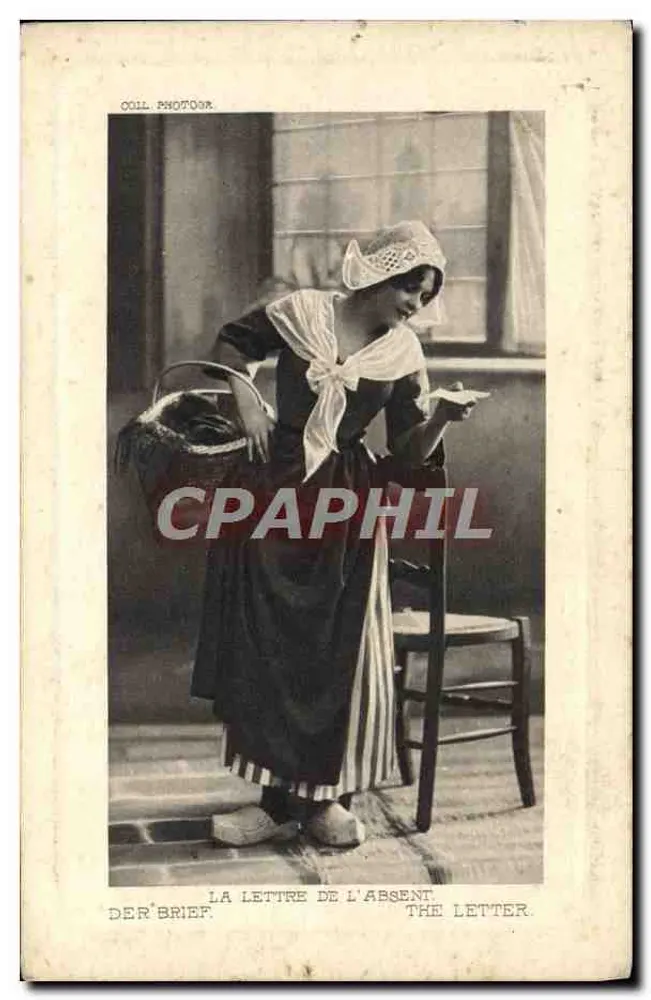 Mulher em traje tradicional segurando uma carta — OLL. PHOTOGR. — Série 12, N° 1801 - Frente