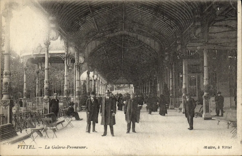 VITTEL — Die Galerie-Promenade — Bürgermeister, in Vittel - Vorderseite