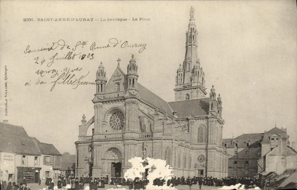 Sainte-Anne-d'Auray — A basílica — A Praça — Coleção Villand, Quimper, n°2051 - Frente