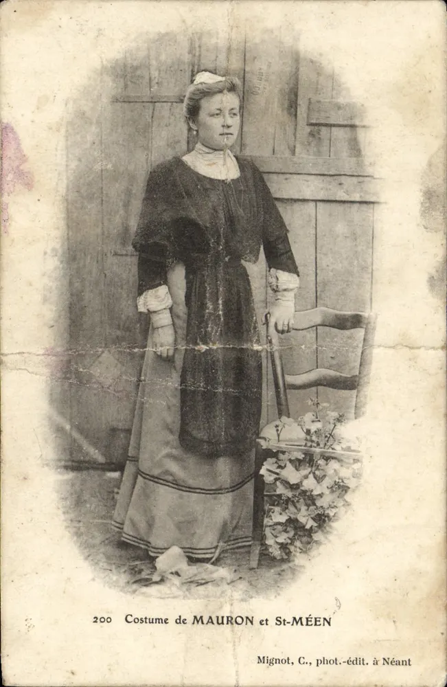 Costume de MAURON et St-MÉEN — femme en costume traditionnel devant une porte en bois — Mignot, C., phot.-édit. à Néant, n°200 - Frente