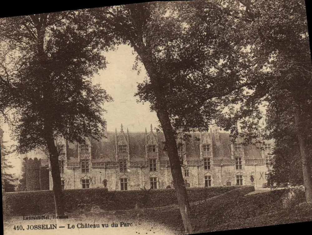 JOSSELIN — Het Kasteel gezien vanaf het Park — Laurent-Nel, Rennes - Voorkant