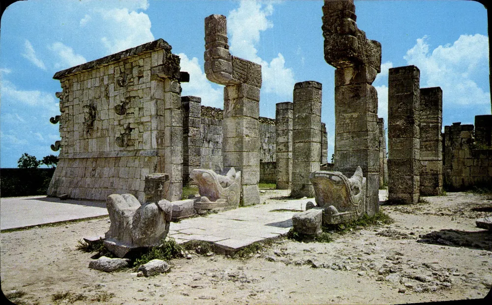 El Chac-Mool vor dem Tempel der Krieger — Chichén Itzá, Yucatán, Mexiko — Distribuidora Turística Fitzmacolor, Serie V2506 - Vorderseite