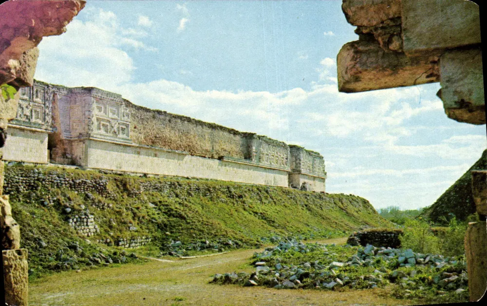 Palácio do Governador — Uxmal, Yucatán — Distribuidora Turística Peninsula - Frente