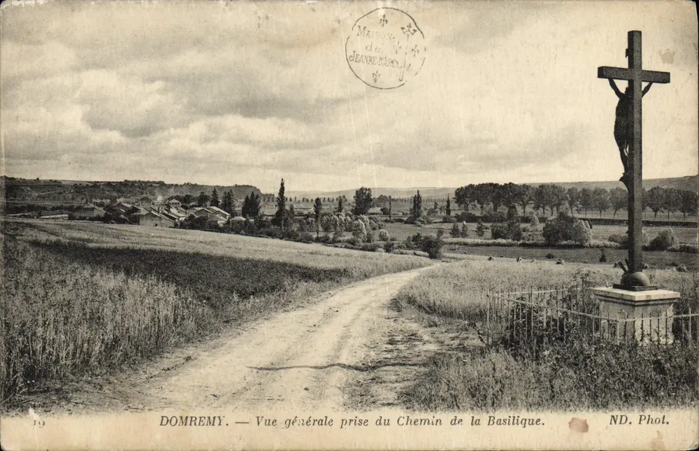 Domremy — Allgemeiner Blick vom Weg zur Basilika — ND. Phot. - Vorderseite