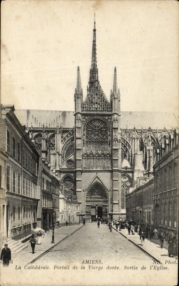 Amiens — Die Kathedrale. Der Portal der Goldenen Jungfrau. Ausgang aus der Kirche — ND. Phol. - Vorderseite
