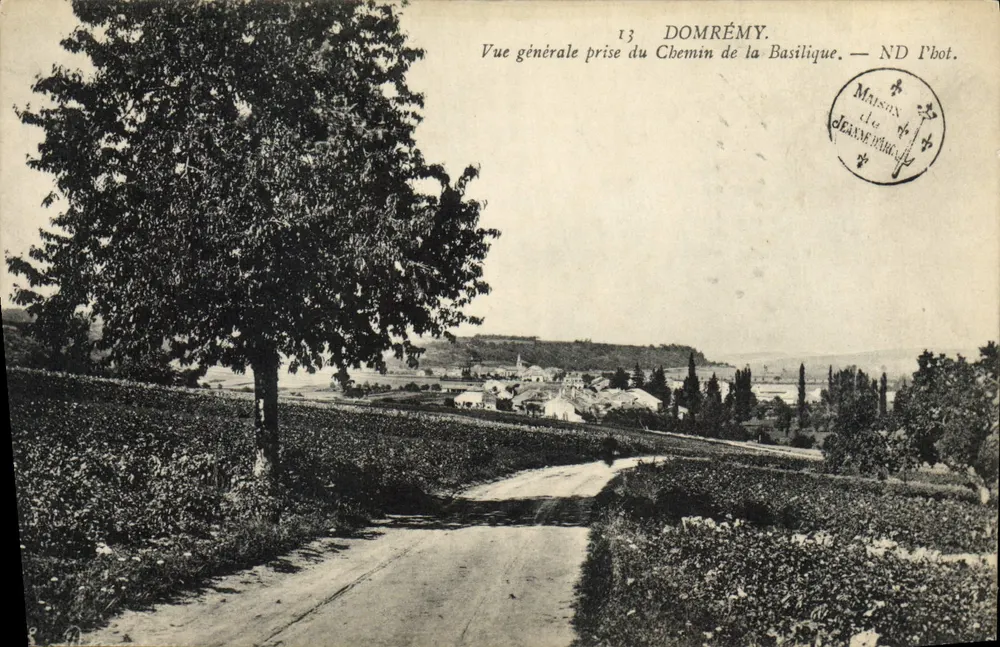 Domréméy — Allgemeiner Blick vom Weg zur Basilika — ND Pbot. — Maison de Domréméy - Vorderseite