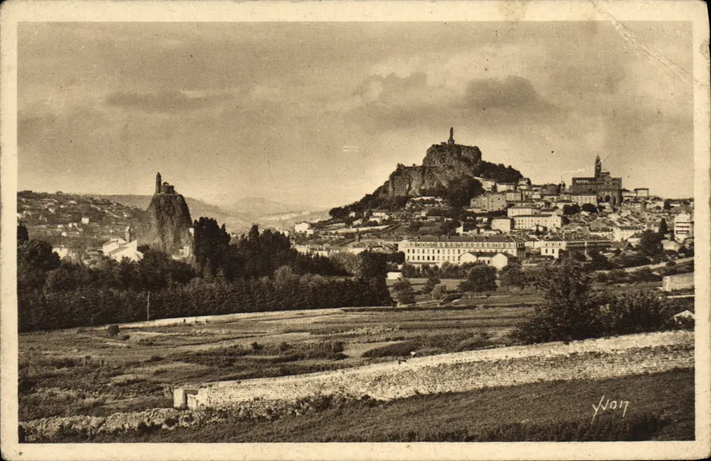 Le Puy (Haute-Loire) — Panoramablick auf die Rochers Corneille und die Kirche Saint-Michel-d'Aiguilhe — Éditeur Yvon, n° 2 - Vorderseite