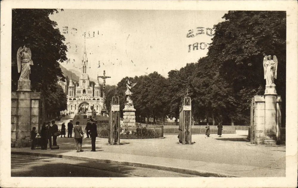 Lourdes — Entrada da Esplanada — Edição P. Doucet, Lourdes, n°74 - Frente