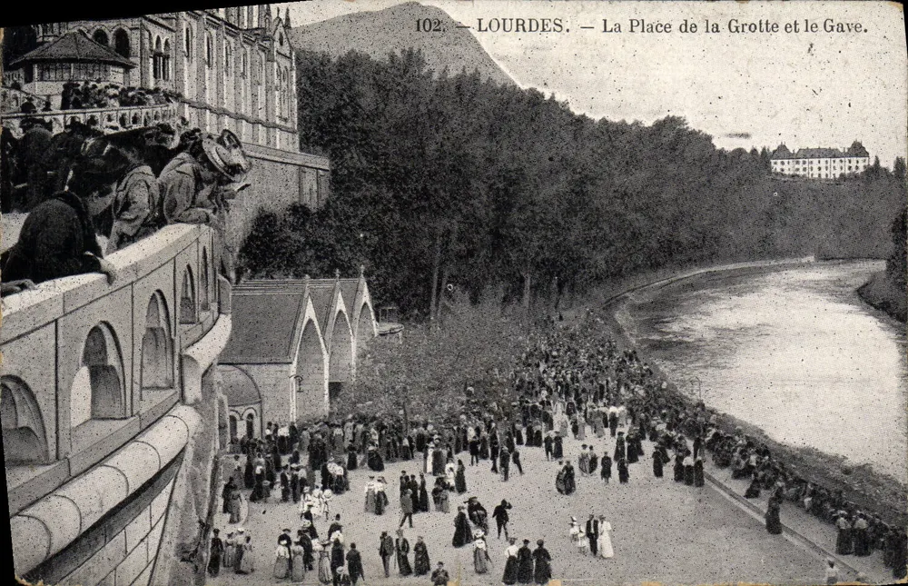 Lourdes — La Place de la Grotte und der Gave — unbekannter Verlag, n° 102 - Vorderseite