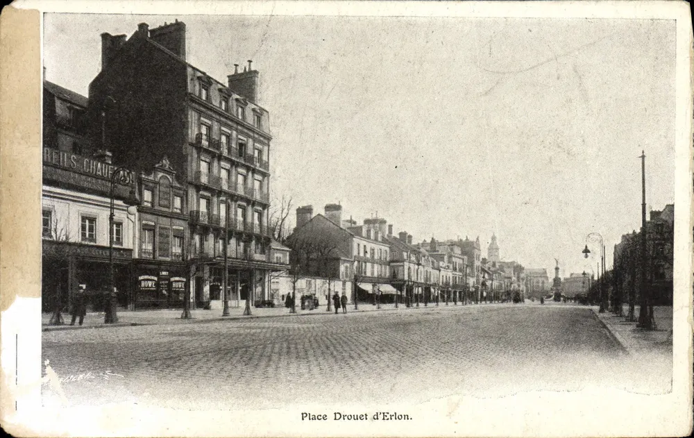 Place Drouet d'Erlon — vista de rua com edifícios e letreiro 'REILS CHAUFFEUR' — editor não identificado - Frente