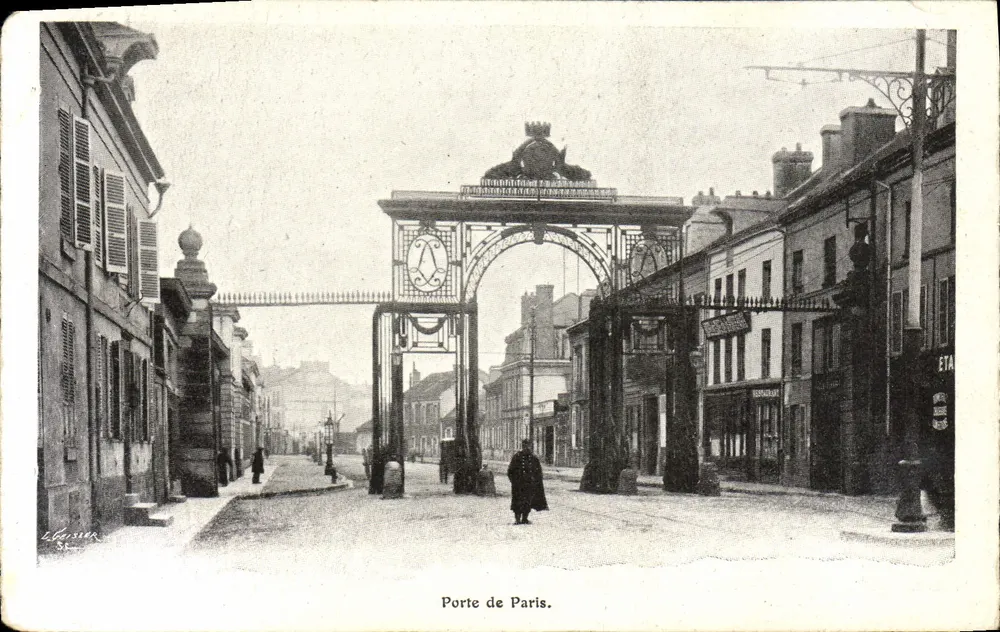 Porte de Paris — entrée monumentale en fer forgé avec couronne et blason — éditeur L. Guerrier, n° 37 - Frente