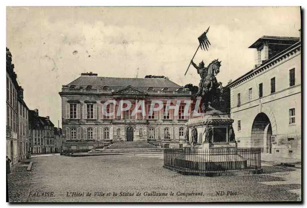 FALAISE — Das Rathaus und die Statue Wilhelm des Eroberers — ND Pbot. - Vorderseite