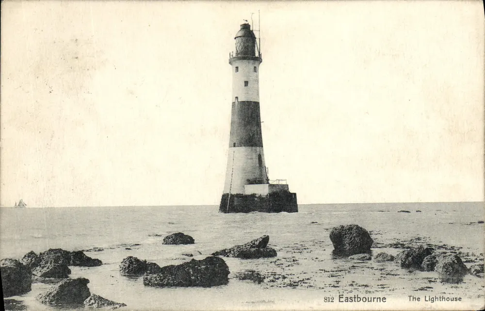 Eastbourne — O farol — Série Victoria Post Card 812 - Frente