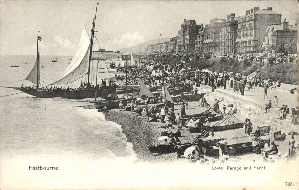 Eastbourne — Lower Parade und Yacht — Victoria Post Card Series n°705 - Vorderseite