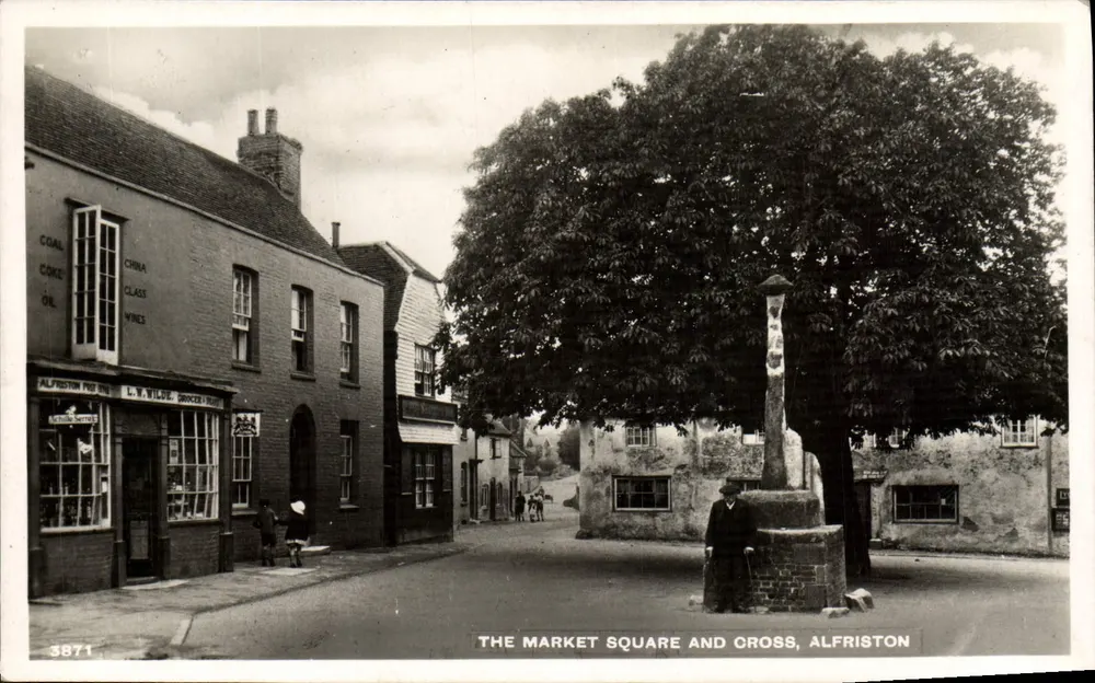 Der Platz und die Kreuzung des Marktes, Alfriston — Ansicht der Straße mit Laden L.W. Wilde — Nr. 3871 - Vorderseite