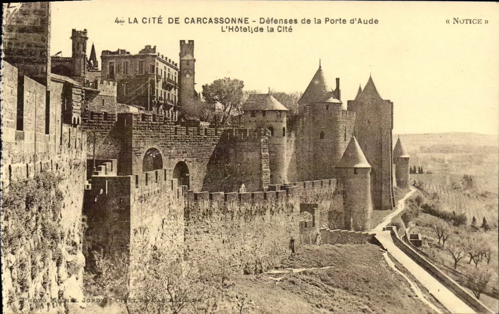 Carcassonne — Verteidigungen der Aude-Tür — Das Hotel de la Cité — Fotografie Michel Jondy - Vorderseite