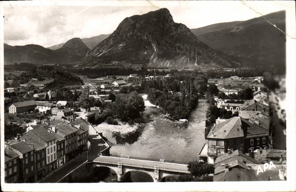 Tarascon-sur-Ariège — Ansicht der Ariège und der Sedour-Berg — APA POUX Postkartenfirma — Albi - Vorderseite