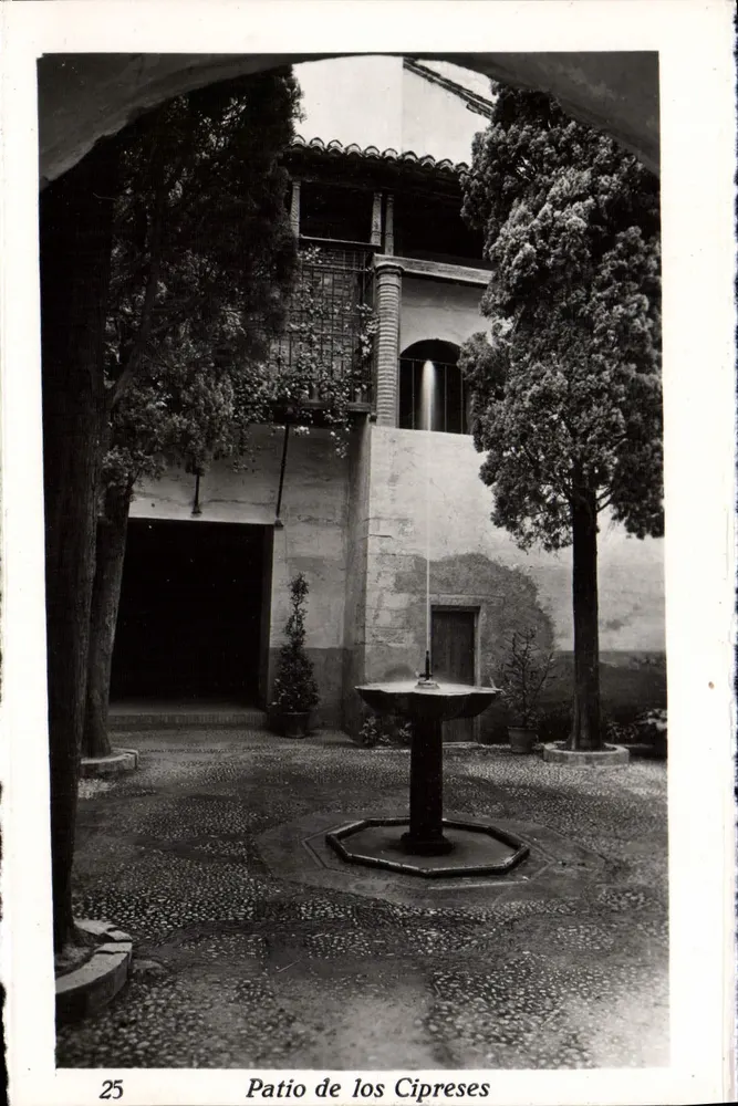 Patio de los Cipreses — cour intérieure avec fontaine — série 25 - Frente
