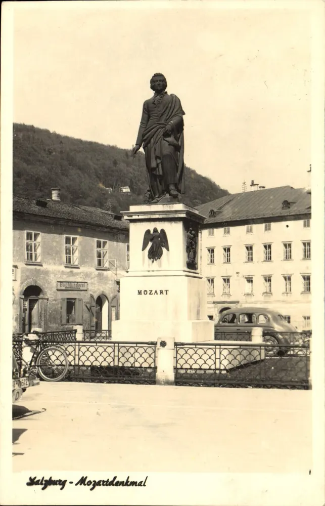Salzburgo - Monumento a Mozart — estátua de Mozart sobre pedestal com águia imperial — editor desconhecido, número de série não visível - Frente