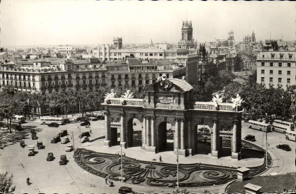 Madrid — Vista panorâmica da Puerta de Alcalá — Editor Alcalá - Frente