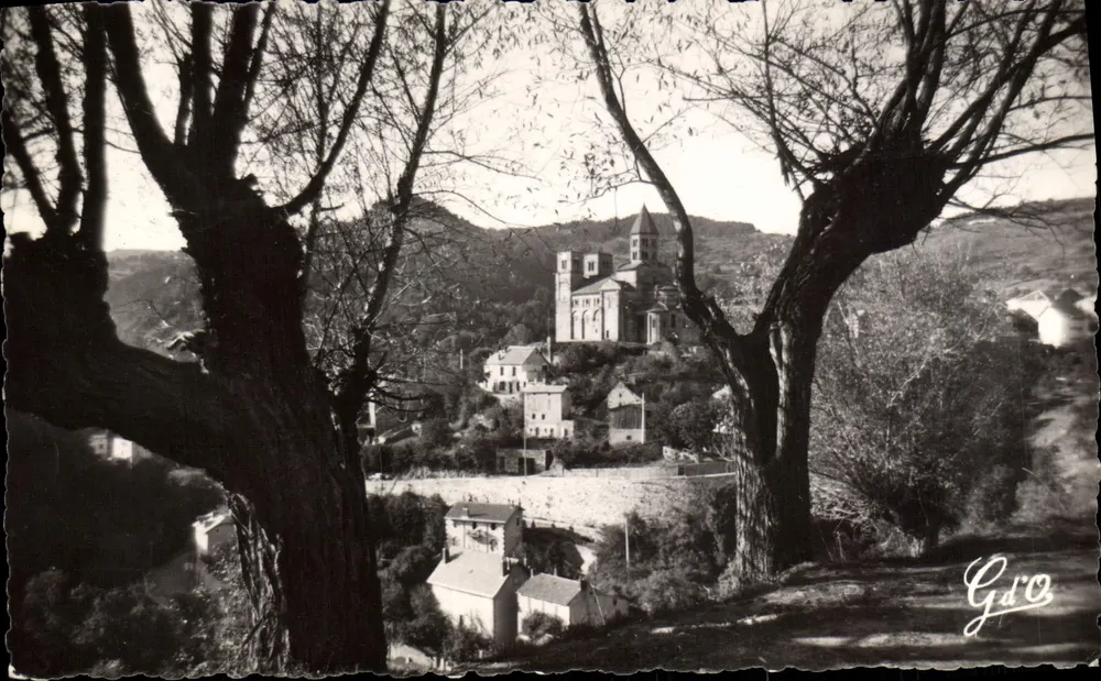 Saint-Nectaire-le-Haut — Visão pitoresca sobre a igreja dos séculos XII e XIV — Photo-Édition G. d'O. - Frente