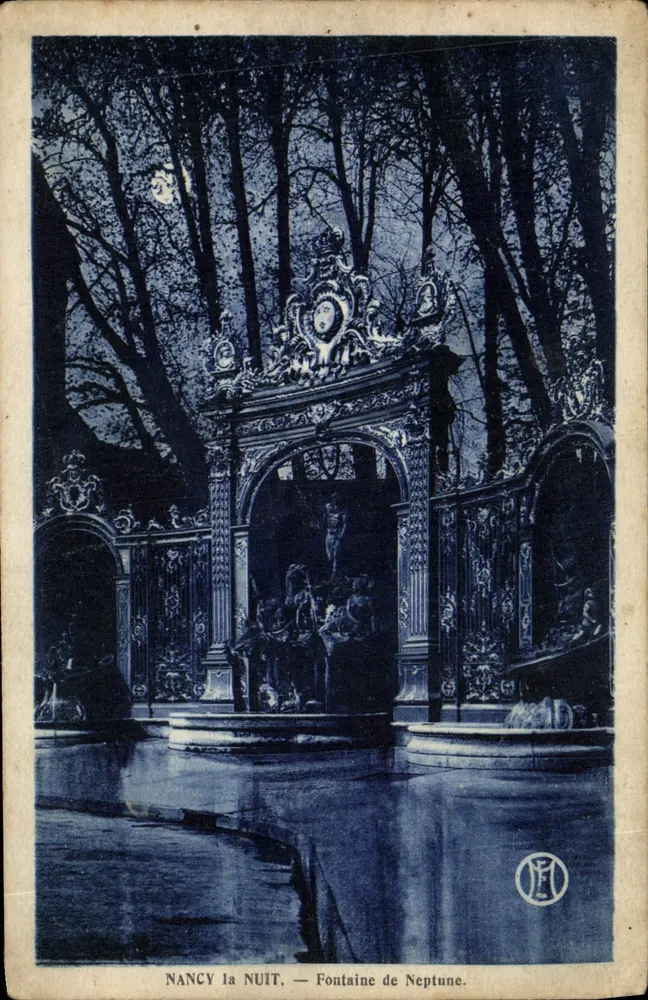 NANCY la NUIT — Fontaine de Neptune — Éditeur : J. F. (monogramme visible) - Frente