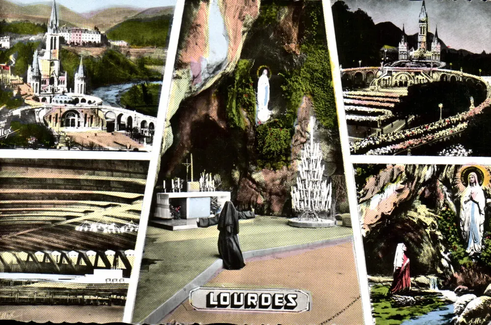 Lourdes — Panoramablick mit der Grotte, der Basilika und der Fackelprozession — Verlag P. Doucet, Nr. 207 - Vorderseite