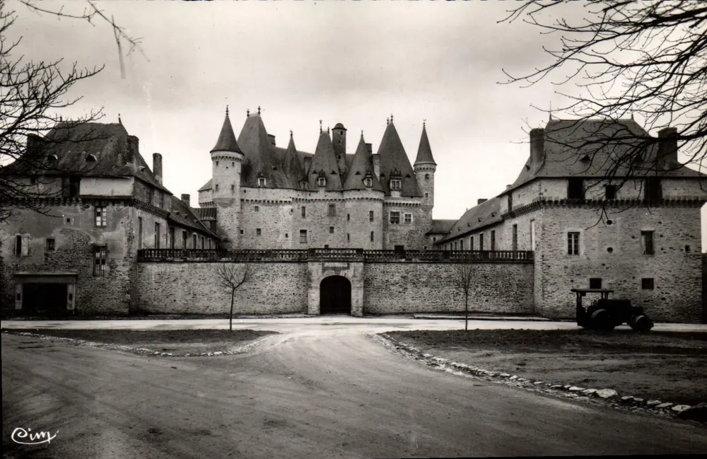Castelo de Jumillac-le-Grand — XIIIe século — Fotografia Verdadeira, editor Cimy - Frente
