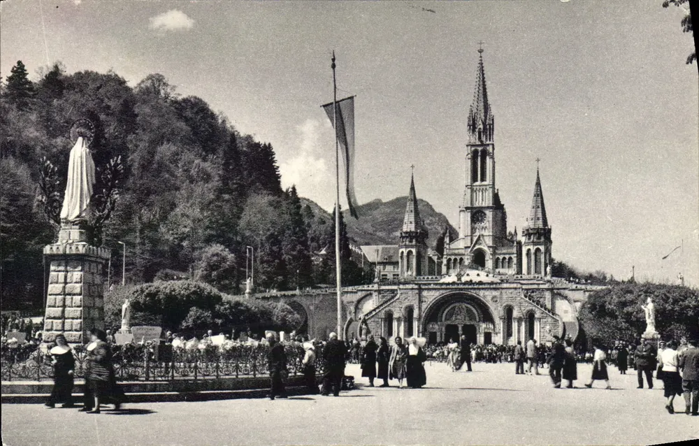 Lourdes — Basílica Nossa Senhora e a Esplanada — Centro Mundial de Pelerinagens - Frente