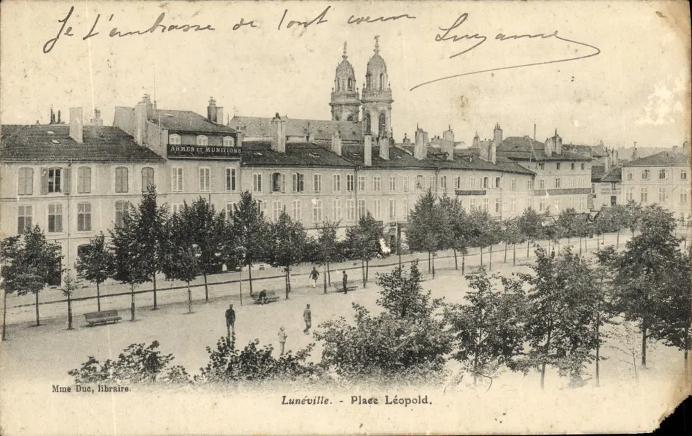 Lunéville - Place Léopold — vista da praça com igreja e edifícios — Mme Duc, livraria - Frente