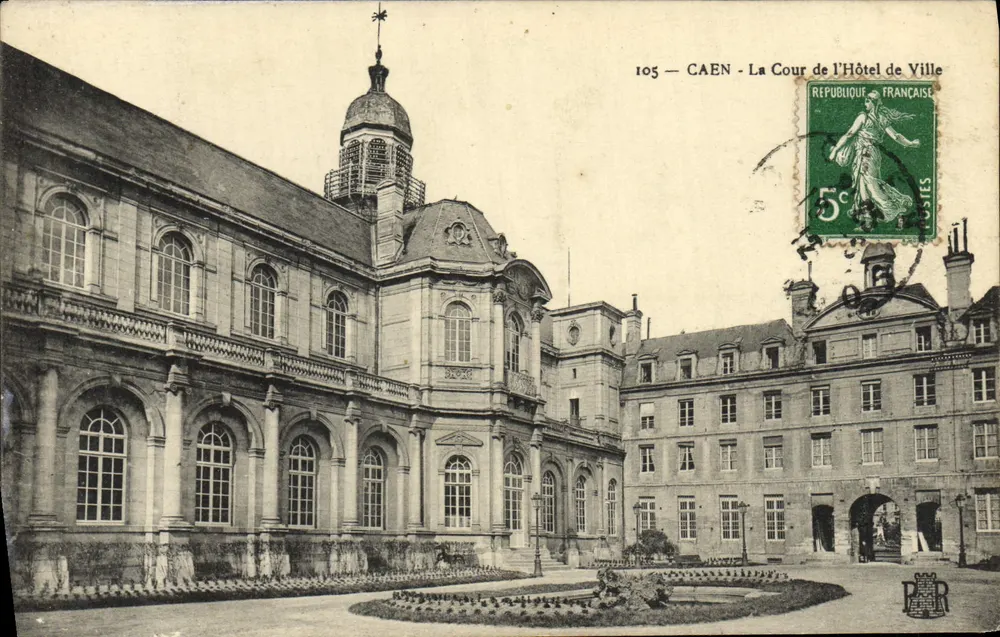 CAEN — A Cour do Hotel de Ville — Editor P. R. n° 105 - Frente