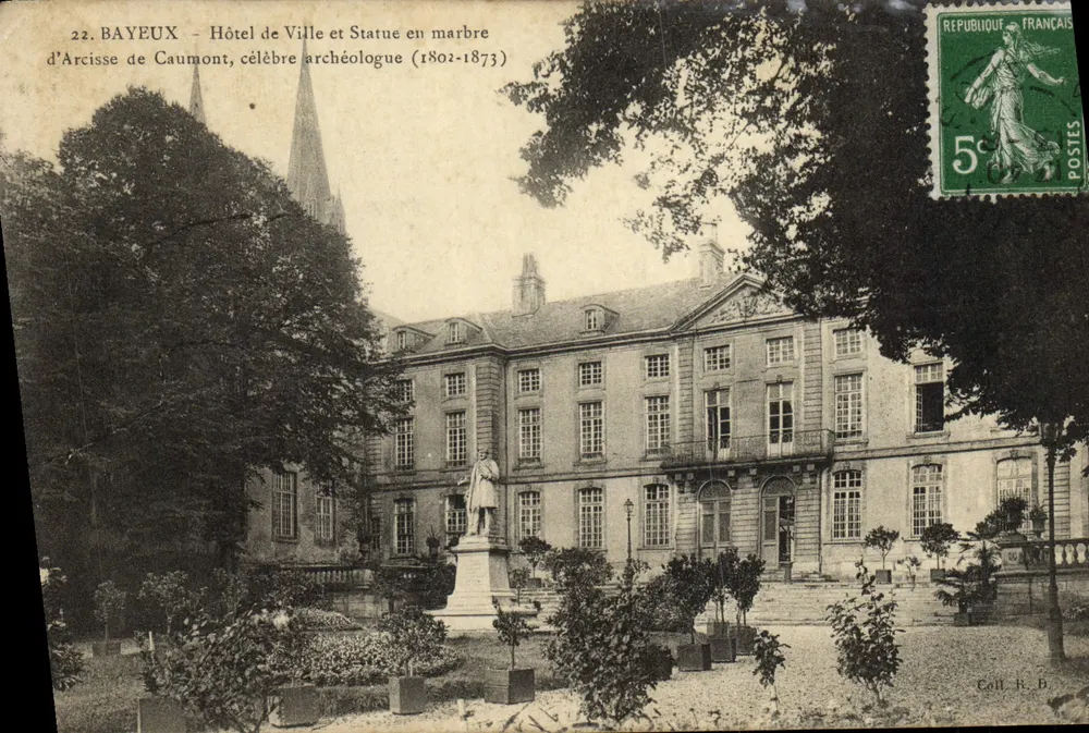 Bayeux - Rathaus und Marmorstatue von Arcisse de Caumont (1802-1873) - Vorderseite
