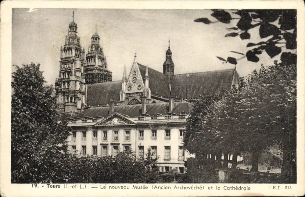 Tours (Loire-et-Loire) — Le nouveau Musée (Ancien Archevêché) et la Cathédrale — éditeur K I, n° 213 - Vorderseite