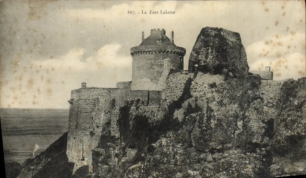 O Forte Lalatte — vista do castelo fortificado sobre rochedos — W. Le Matillon, editor, n° 867 - Frente