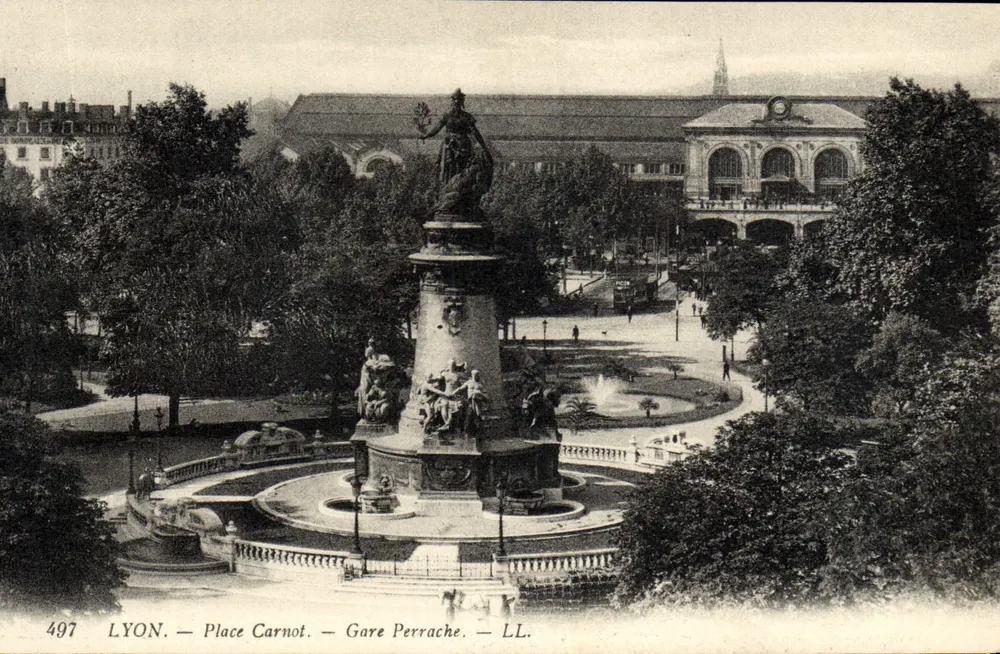 LYON. — Place Carnot — Gare Perrache — LL. - Frente